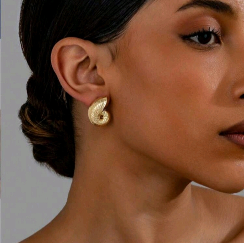 NWT, Elegant Gold Shell Earrings
